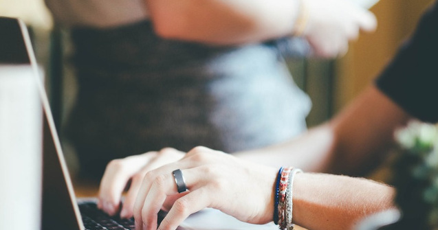 Facebook isi extinde programul de inteligenta artificiala pentru a contribui la prevenirea sinuciderilor