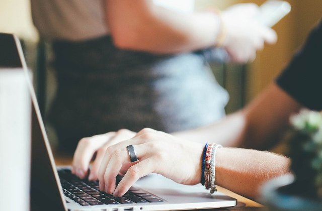 Facebook isi extinde programul de inteligenta artificiala pentru a contribui la prevenirea sinuciderilor