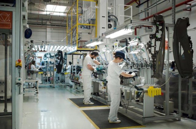 Posturi vacante: francezii de la Faurecia cauta 110 muncitori pentru fabrica de scaune auto din judetul Sibiu