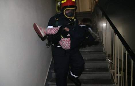 Aproximativ 50 de locatari au fost evacuati dintr-un bloc din Bucuresti, in urma unui incendiu