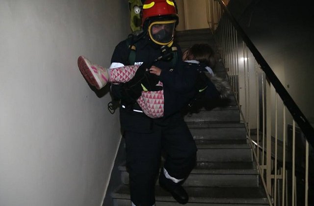 Aproximativ 50 de locatari au fost evacuati dintr-un bloc din Bucuresti, in urma unui incendiu