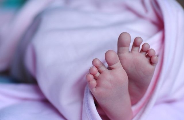 Doi bebelusi au murit din cauza unei bacterii, in maternitate