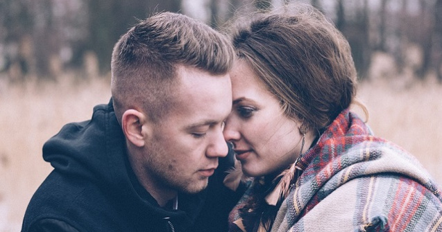  Top  Observa-le din timp. 5 semne ca partenerul nu te mai iubeste