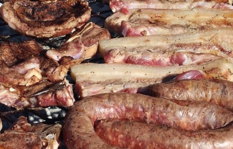 ALDE le-a dat mancare si bautura simpatizantilor care au venit la sediul partidului de Ziua Nationala