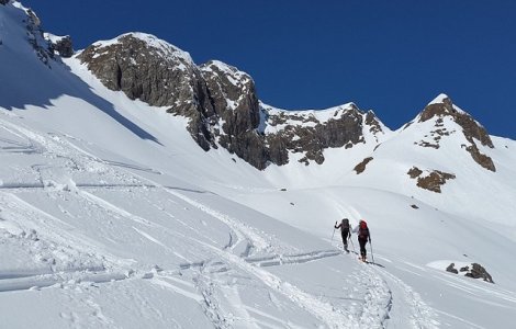 Turistul surprins de avalansa din Parang a murit