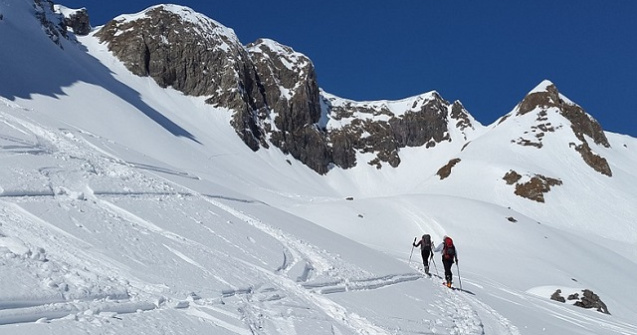 Turistul surprins de avalansa din Parang a murit