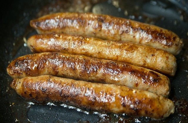 Iasi: Mii de oameni au stat la coada pentru o portie de fasole cu carnati