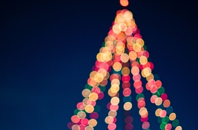 A fost aprins iluminatul festiv in Capitala. Peste 3 milioane de beculete, montate cu ocazia sarbatorilor de iarna