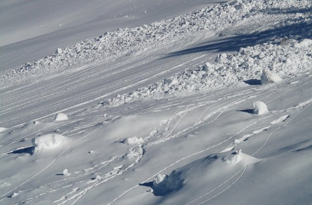 Trei salvamontisti, surprinsi de avalansa