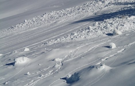 Trei salvamontisti, surprinsi de avalansa