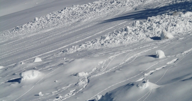 Trei salvamontisti, surprinsi de avalansa