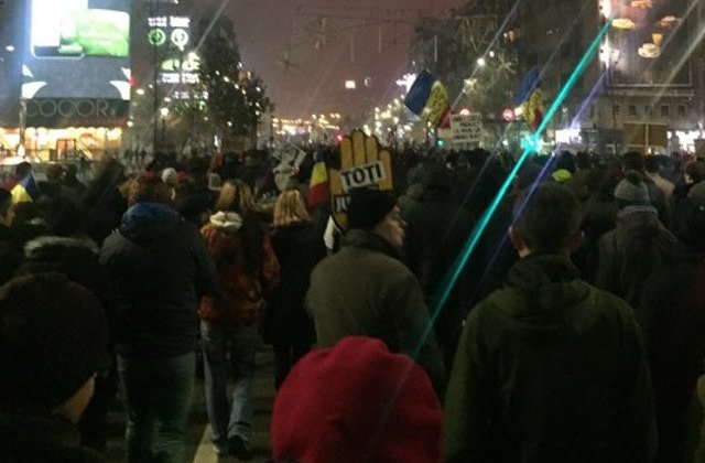 [Update] Protest in Piata Victoriei, ca urmare a pregatirilor pentru targul de sarbatori organizat de Primarie