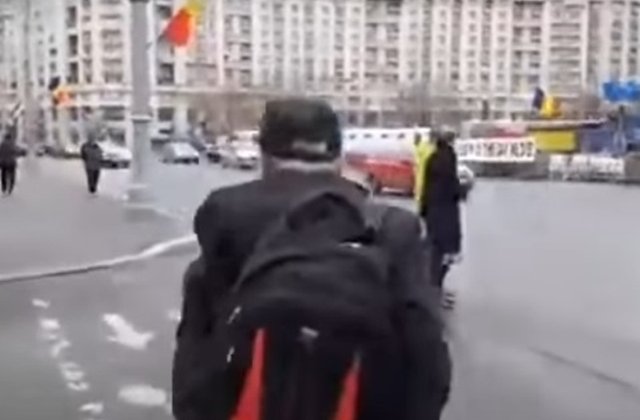 Detalii despre incidentul din Piata Victoriei in care a fost implicat un batran de 71 de ani, despre care Jandarmeria spune ca a fost agresat de un protestatar
