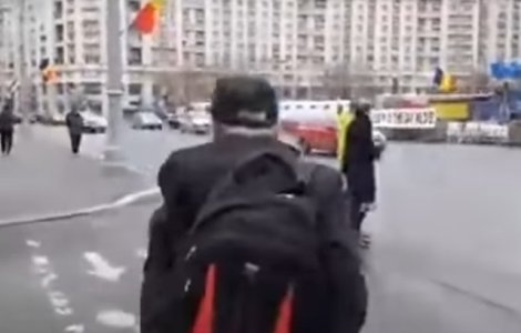 Detalii despre incidentul din Piata Victoriei in care a fost implicat un batran de 71 de ani, despre care Jandarmeria spune ca a fost agresat de un protestatar
