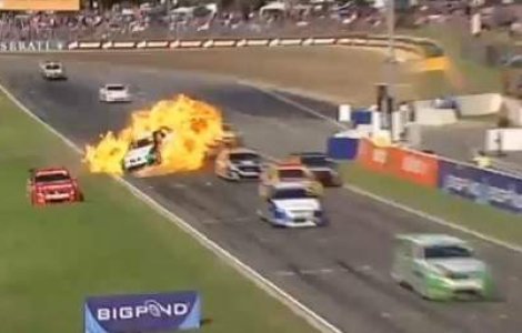  Video  O masina explodeaza pe circuit