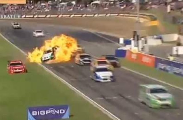 [VIDEO] O masina explodeaza pe circuit