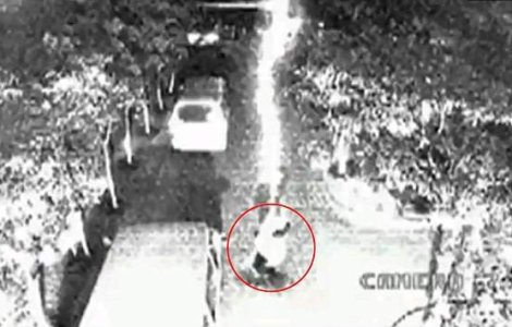  Video  L-a lovit fulgerul de 2 ori si a supravietuit