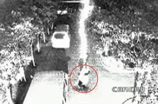 [VIDEO] L-a lovit fulgerul de 2 ori si a supravietuit