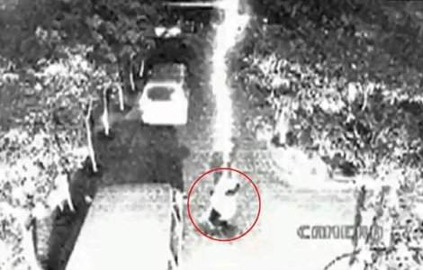  Video  L-a lovit fulgerul de 2 ori si a supravietuit