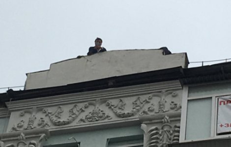 Fostul presedinte al Georgiei a amenintat ca se arunca de pe o cladire din Kiev