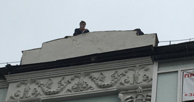 Fostul presedinte al Georgiei a amenintat ca se arunca de pe o cladire din Kiev