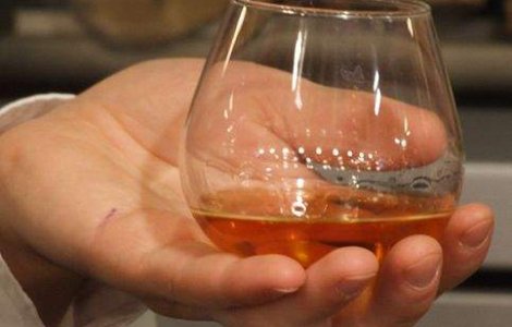 Dozator de palinca, instalat intr-un aeroport din Budapesta