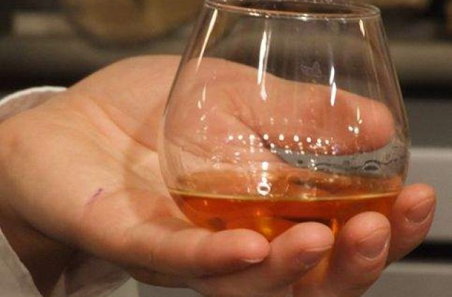 Dozator de palinca, instalat intr-un aeroport din Budapesta