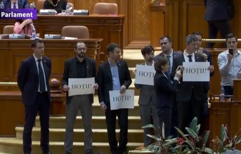 Deputatii USR protesteaza in Parlament: "Hotii!"