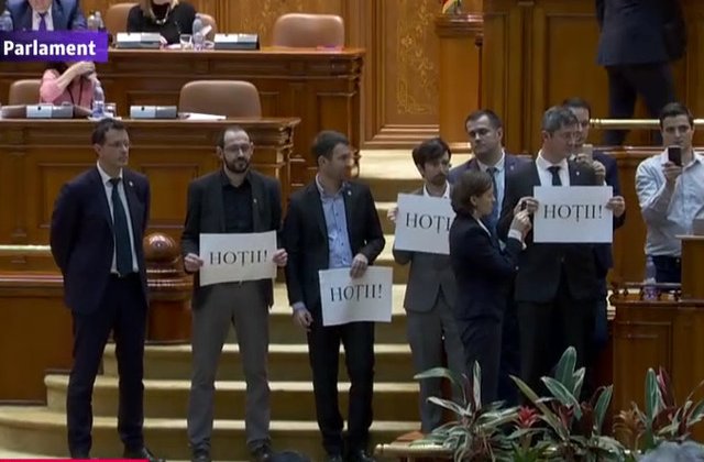 Deputatii USR protesteaza in Parlament: "Hotii!"