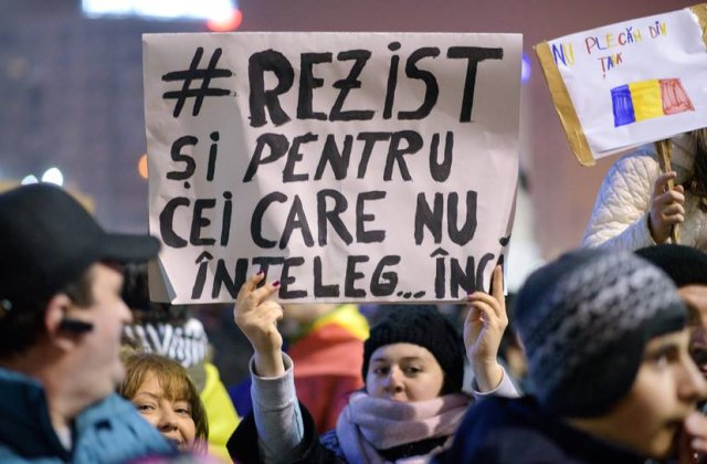Protest la Parlament in timpul modificarii legilor justitiei. Incidente intre manifestanti si protestatari