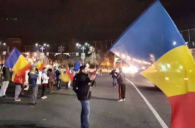 Noi proteste, anuntate la Parlament. Vlad Voiculescu: "O gasca de golani cu gura mare calaresc tara"