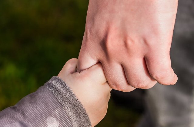 O femeie a fost vazuta in autobuz, cu copilul mort in brate, infasurat intr-o punga de plastic