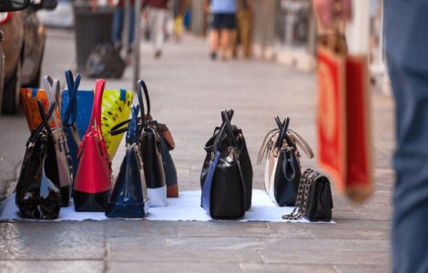 Romania pierde anual 403 milioane de euro si peste 27.000 de locuri de munca din cauza comertului cu produse contrafacute