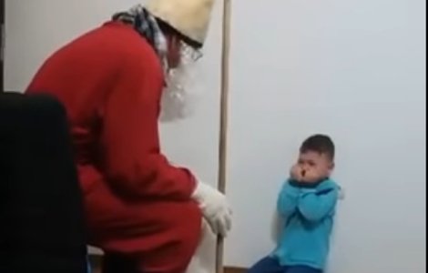 Copil de cinci ani, terorizat de iubitul mamei, deghizat in Mos Craciun / VIDEO