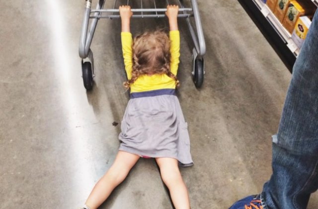 Copiii sunt imposibili la cumparaturi! 10 imagini care arata de ce sunt in stare cand merg in magazine