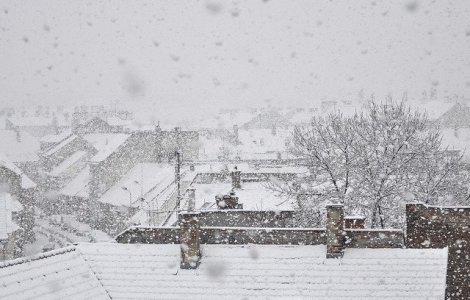 ANM: Ninsori si viscol la munte, precipitatii mixte si vant puternic in restul regiunilor, pana duminica seara