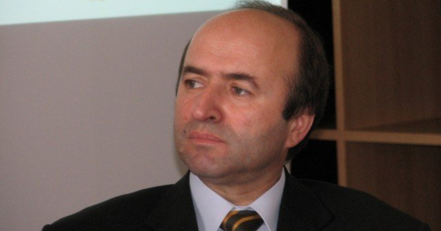 Tudorel Toader ii raspunde lui Augustin Lazar: Ministrul Justitiei nu interfereaza in activitatea de urmarire penala, insa poate cere explicatii legate de un dosar