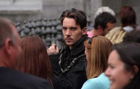  Video  Jonathan Rhys Meyers: `Cand beau ma simt ca Bambi`