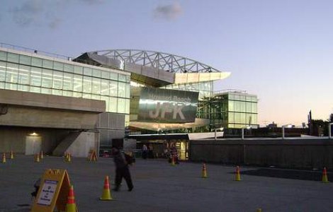 Un barbat pe aeroportul JFK: "Sunt Osama si am o bomba in geanta!"