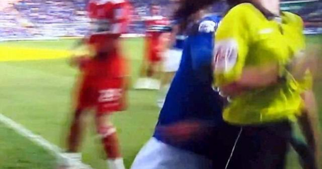  Video Sexism? Un fotbalist da de pamant cu o femeie arbitru