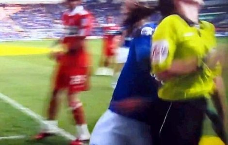  Video Sexism? Un fotbalist da de pamant cu o femeie arbitru