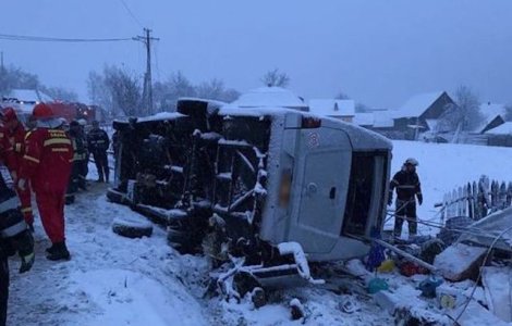 Accident grav in Harghita, dupa ce un microbuz plin cu pasageri s-a rasturnat: doi oameni au murit
