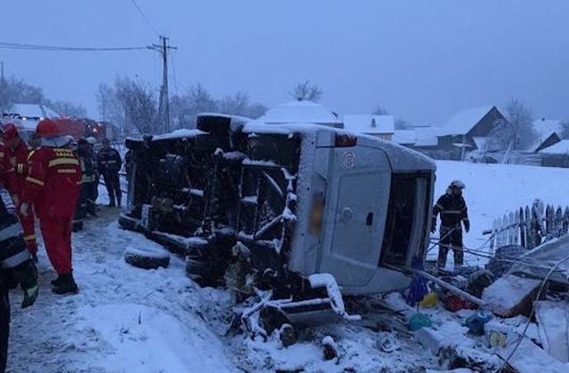 Accident grav in Harghita, dupa ce un microbuz plin cu pasageri s-a rasturnat: doi oameni au murit