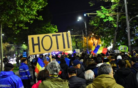 Proteste in Bucuresti si in alte orase din tara. Liderii opozitiei sunt in Piata Victoriei