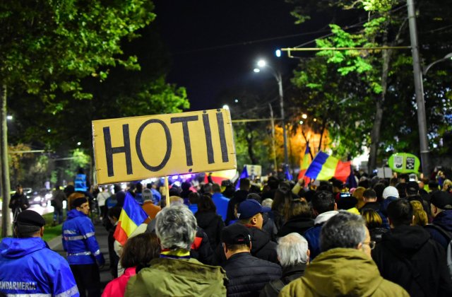 Proteste in Bucuresti si in alte orase din tara. Liderii opozitiei sunt in Piata Victoriei