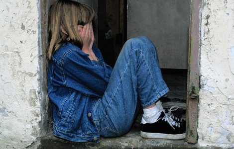 Un barbat si-a torturat fiica timp de 18 ani pentru a incerca sa o transforme intr-o "superfemeie"