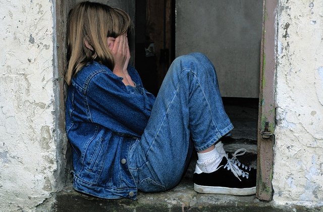 Un barbat si-a torturat fiica timp de 18 ani pentru a incerca sa o transforme intr-o "superfemeie"