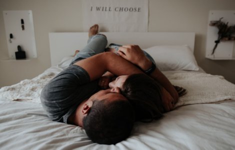  Top  6 obiceiuri de dormit care, in mod bizar, iti pot afecta casnicia