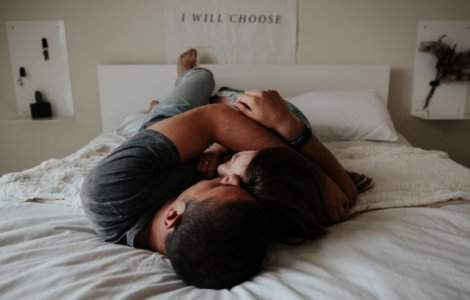  Top  6 obiceiuri de dormit care, in mod bizar, iti pot afecta casnicia