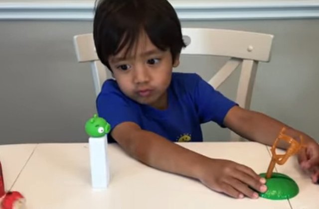 Un baietel de 6 ani a castigat 11 milioane de dolari pe YouTube, in 2017